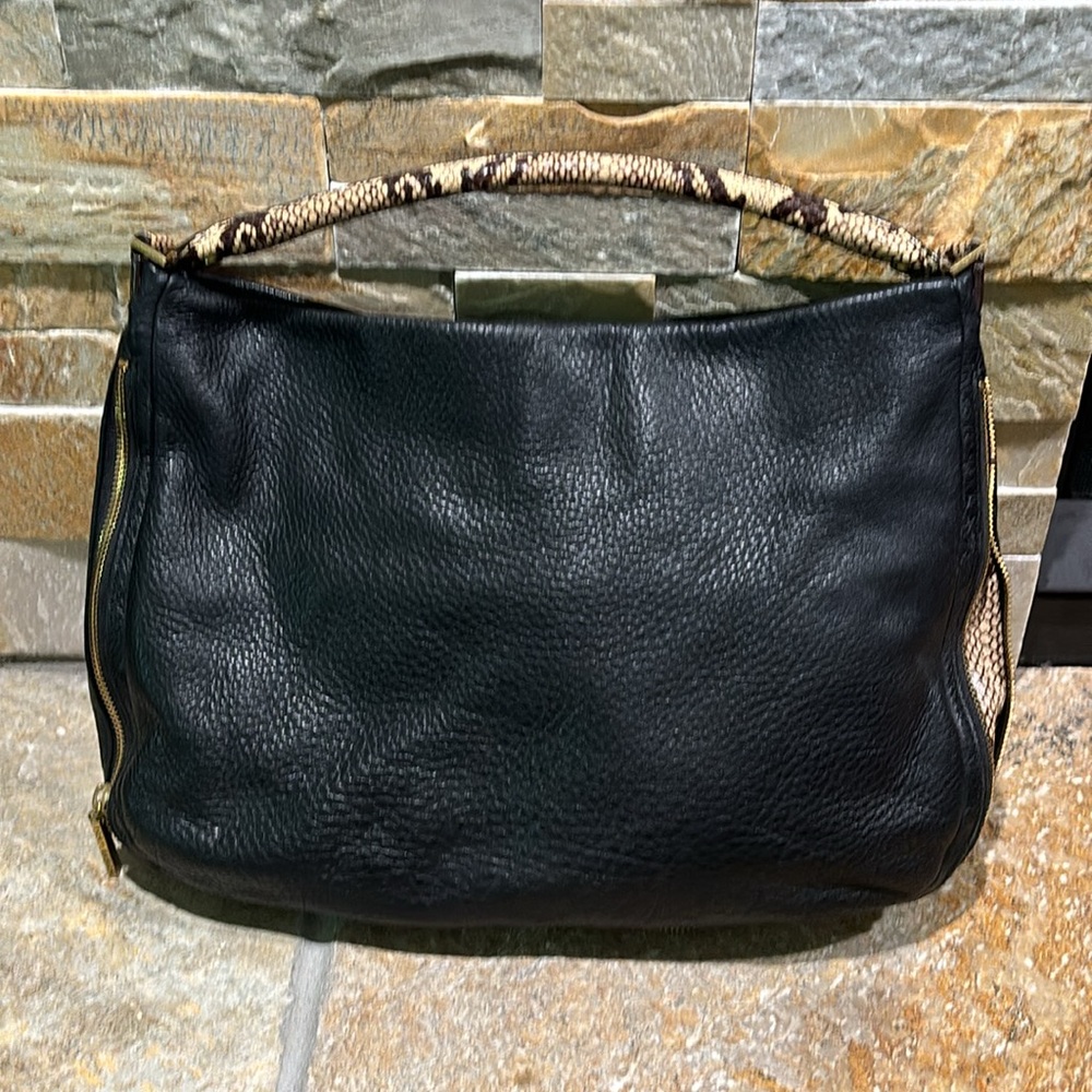 Like new Tory Burch, black pebbles leather shoulder bag- with snake skin handle - Picture 6 of 13